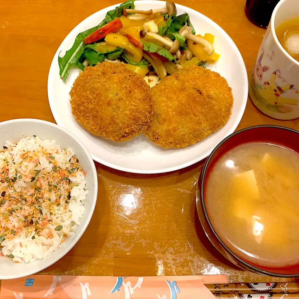 コロッケ・リンゴとパプリカのサラダ・豆腐の味噌汁・ふりかけご飯|sayaさん