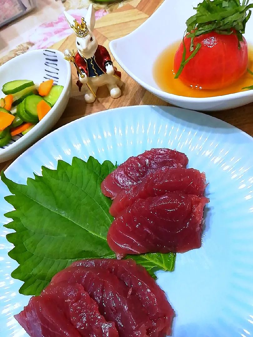 9/14
生鰹の刺身とトマトのだしびたしで晩ごはん😋|たえさん