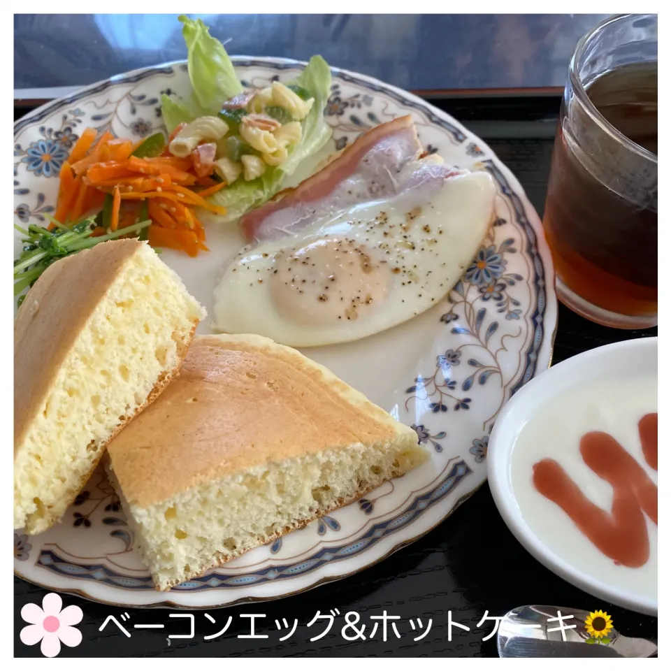 Snapdishの料理写真:ベーコンエッグ&ホットケーキ🌻|いのっちさん