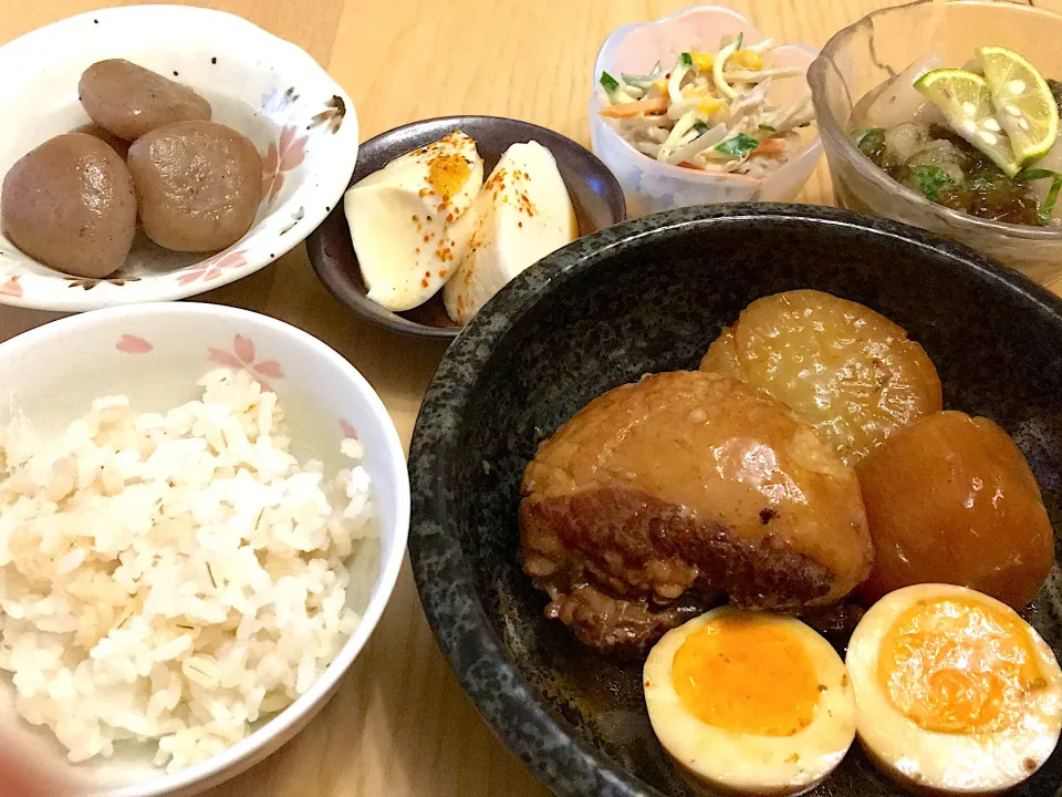 今日の夕食　豚の角煮　帆立のもずくおろし和え　ピリ辛玉こんにゃく　冷奴　ゴボウのサラダ|ふわ猫はなちゃんさん