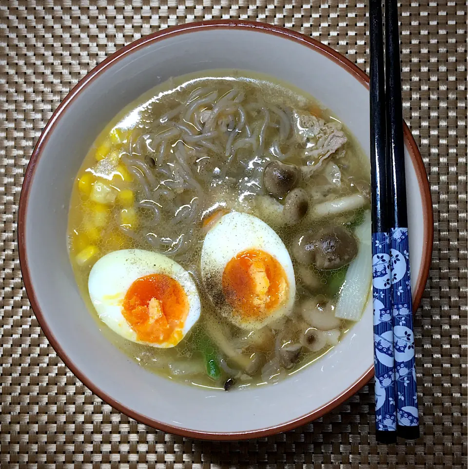 蒟蒻麺のワンタン麺|すくらんぶるえっぐさん