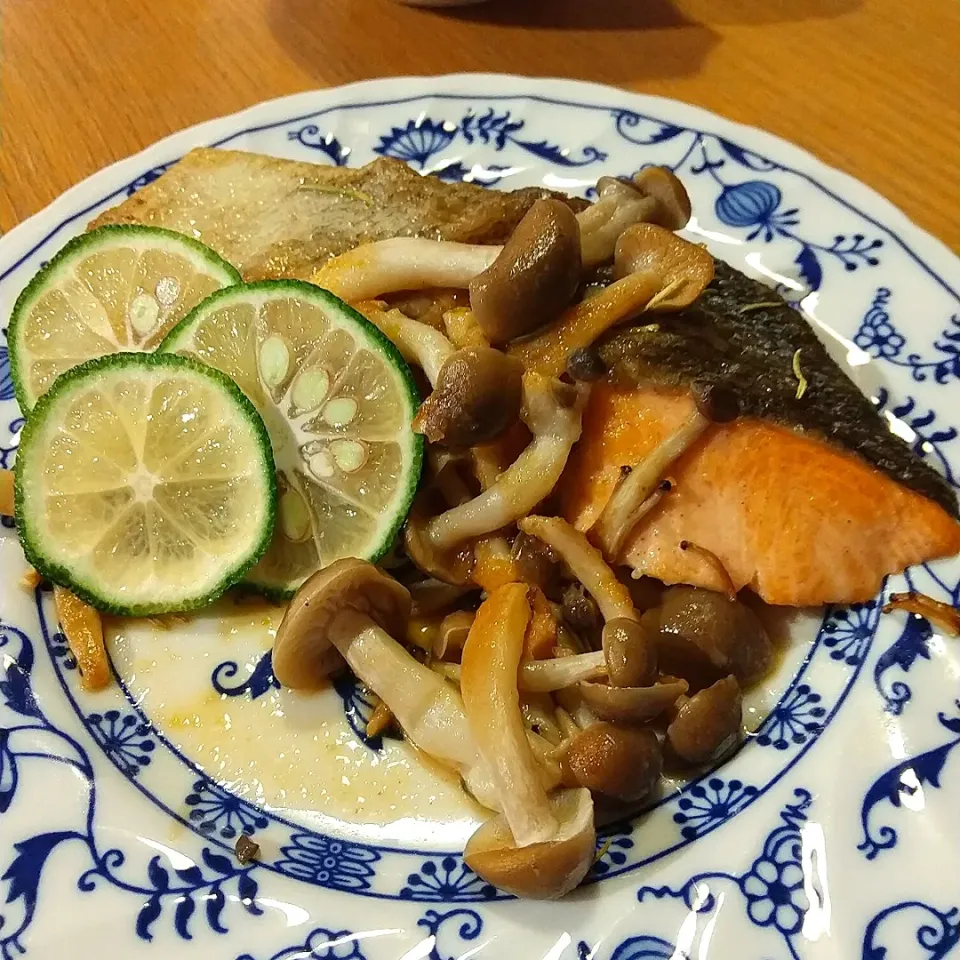秋鮭のバター焼き　すだち添え|まきごろうさん