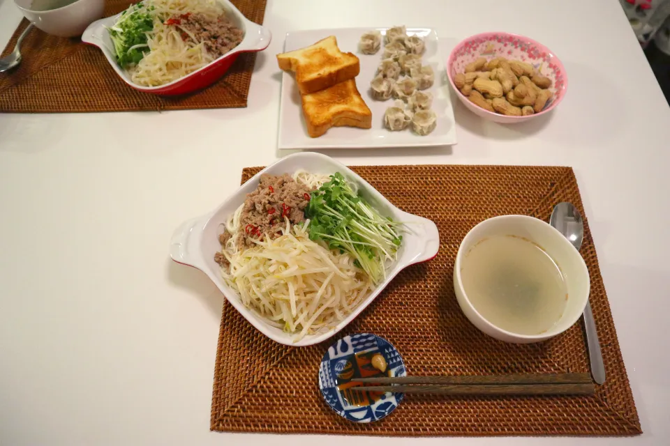 今日の夕食 エスニック風そうめん、わかめスープ、焼売、落花生|pinknari🐰🌈さん