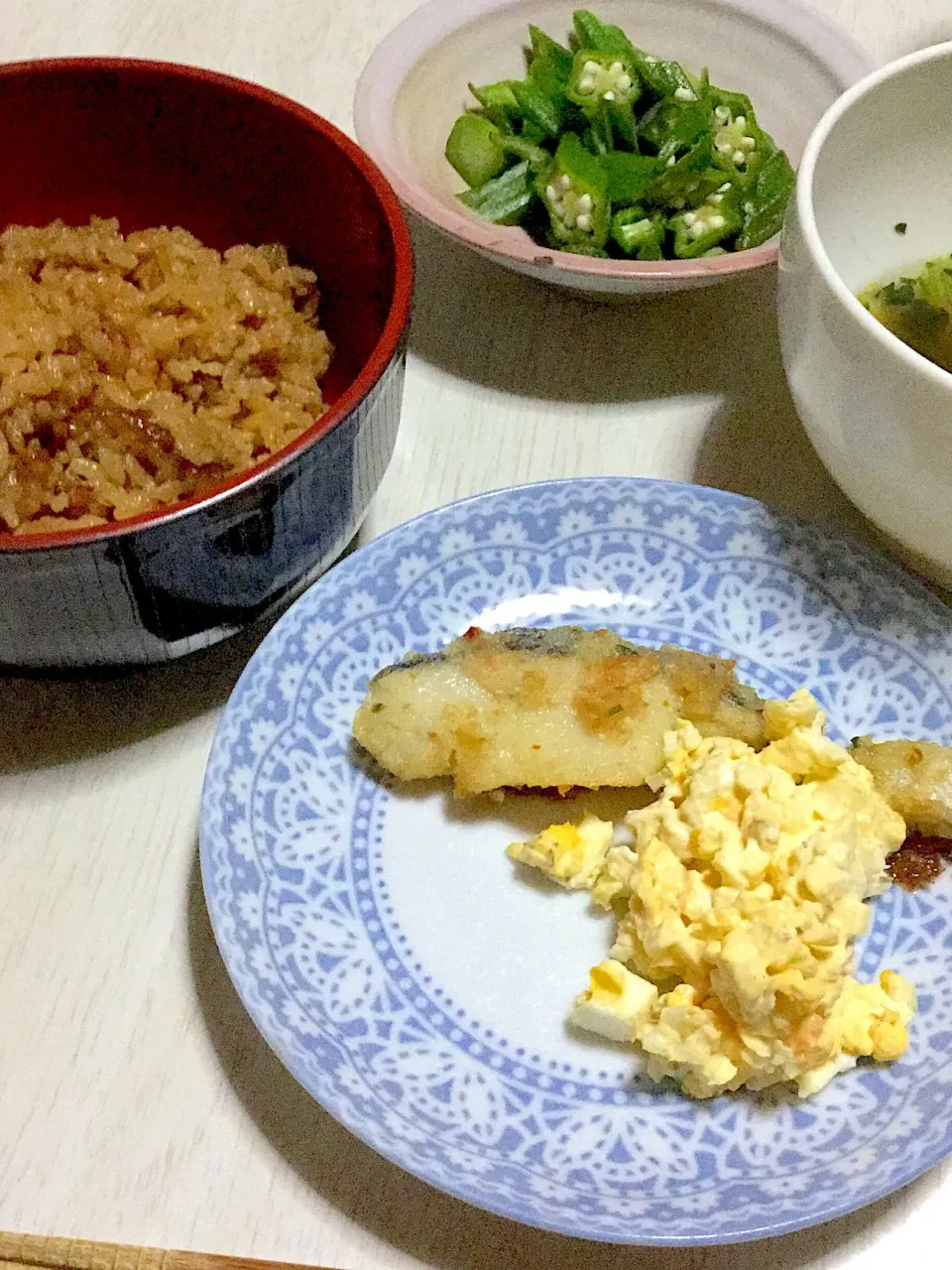 秋を感じる晩御飯〜たらのガーリックムニエル、豚の角煮炊き込みご飯、オクラのおひたし、ほうれん草のお味噌汁|Ayaさん