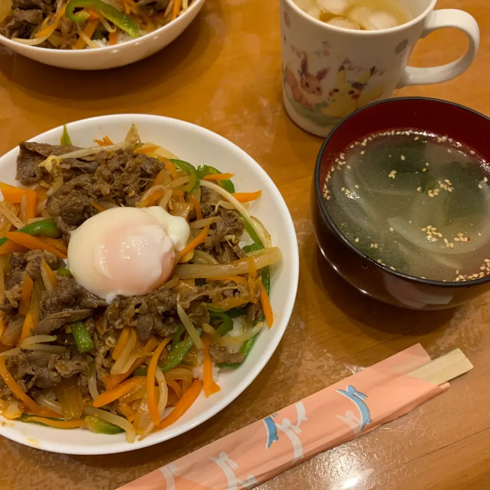 Snapdishの料理写真:プルコギ丼・韓国風わかめスープ|sayaさん