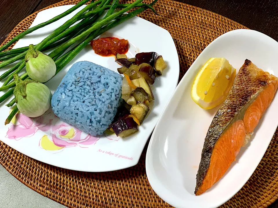 Grilled salmon & raw veggies dinner|yeni kartikasariさん