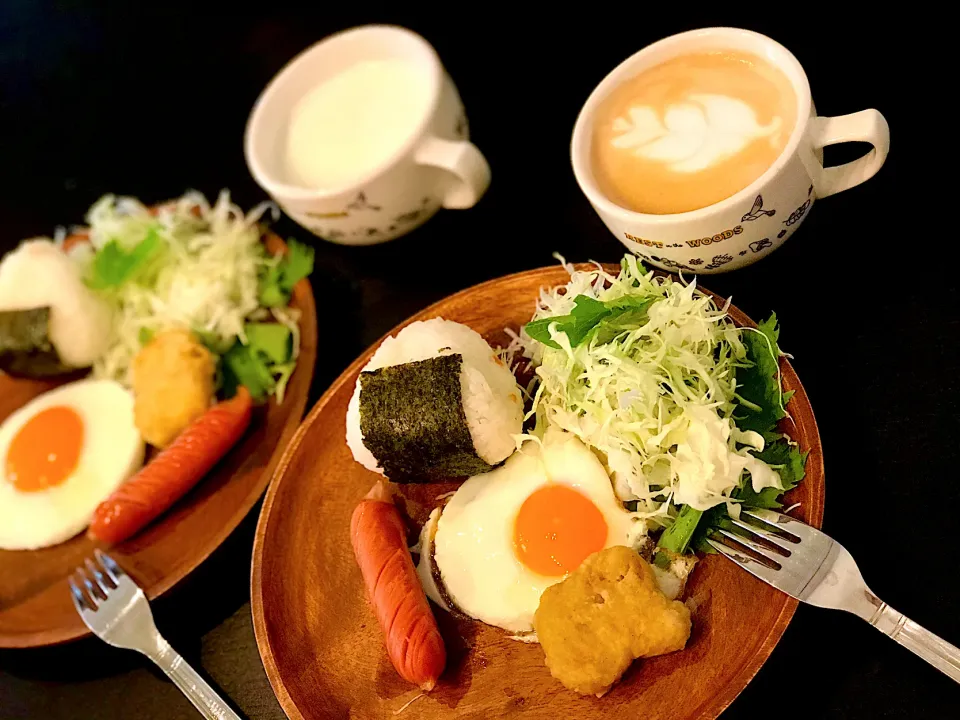 カフェラテと鮭おにぎりのモーニング|Tammyさん