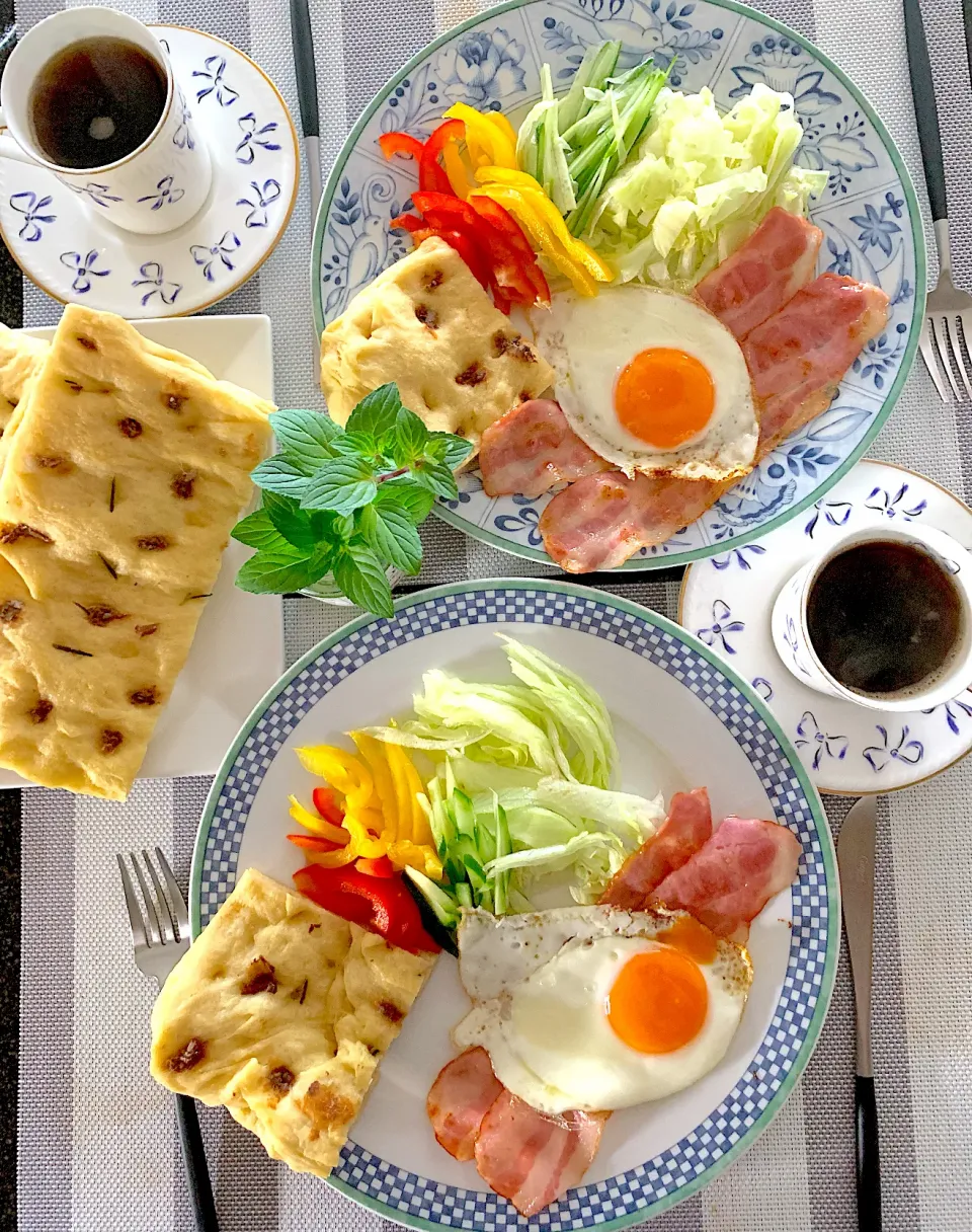 アンチョビフォカッチャとベーコンエッグの朝ごパン|シュトママさん