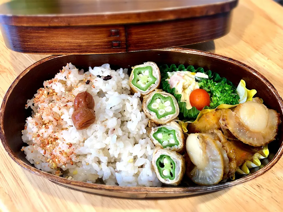 サラ弁　　　　　　　　　　　　　　　　　オクラの豚巻き（カレー風味）　帆立の甘辛煮　ギョロッケ　ポテサラ|じゅんさんさん