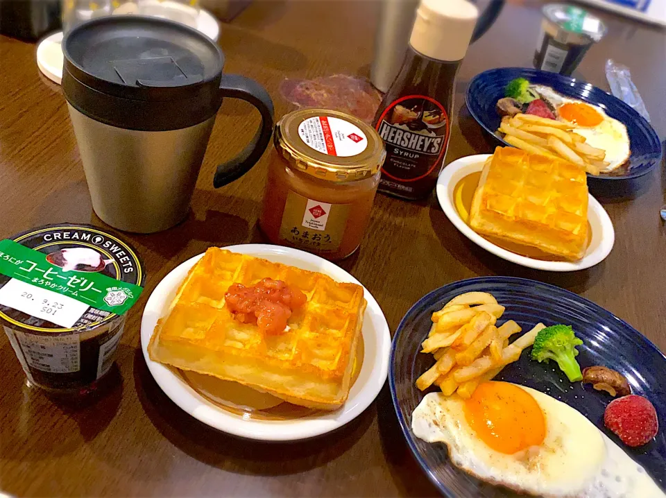 ワッフルトースト🧇　バター　チョコソース　苺バター🍓　目玉焼き🍳　蒸しブロッコリー　マッシュルームソテー　苺　フライドポテト　コンソメ味　コーヒーゼリー　コーヒー☕️|ch＊K*∀o(^^*)♪さん