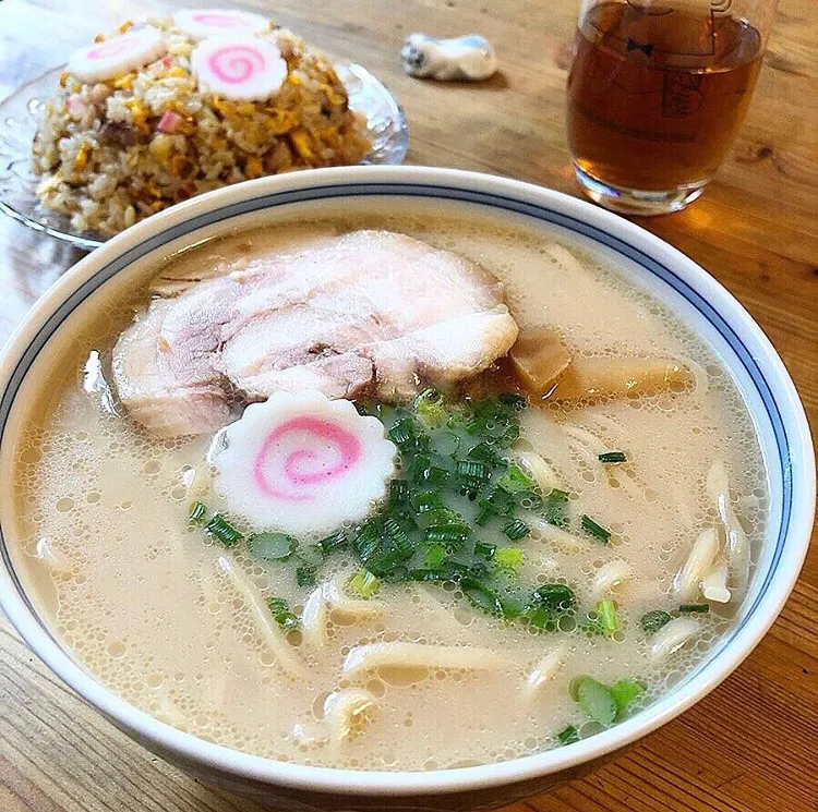 Snapdishの料理写真:🍜オール自作とんこつラーメンとチャーハン|ガク魁‼︎男飯さん