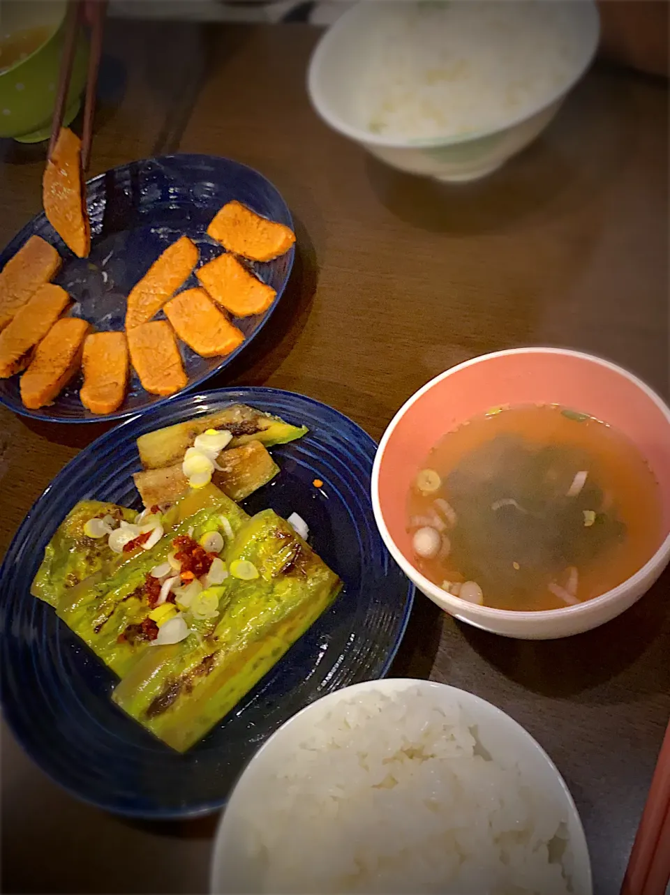 炙りサーモン　粒塩　レモン🍋　青茄子の焼き浸し🍆　ニンニク唐辛子　刻み葱　わかめと葱のお味噌汁|ch＊K*∀o(^^*)♪さん