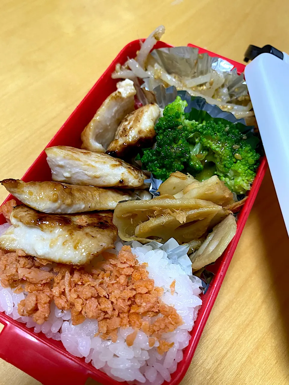 鶏胸肉の塩麹焼き　レンコンとツナの炒め　もやしナムル　ブロッコリー🥦 弁当|Kumiko Kimuraさん