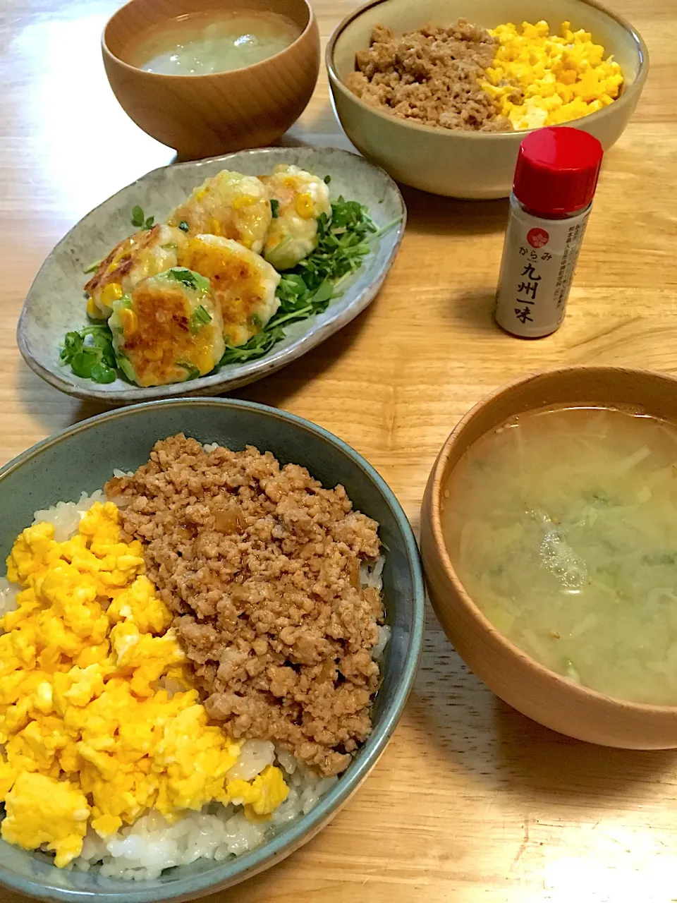 そぼろ丼♡はんぺんのチーズつくね♡しじみのお味噌汁|さくたえさん