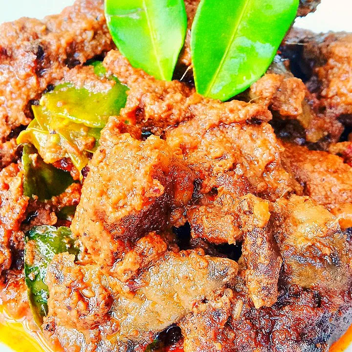 Snapdishの料理写真:rendang daging + hati|Atie Aleesya Cake Houseさん