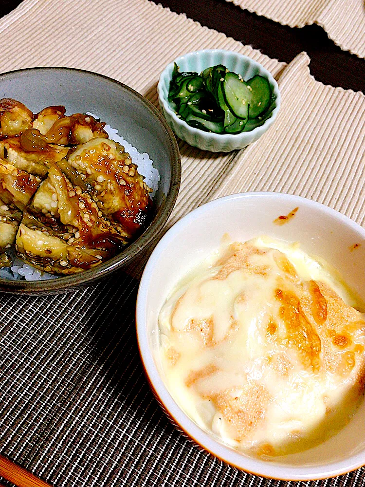 なすのミニ蒲焼き丼　豆腐明太マヨグラタン　きゅうりとわかめの酢の物|ちぐあささん