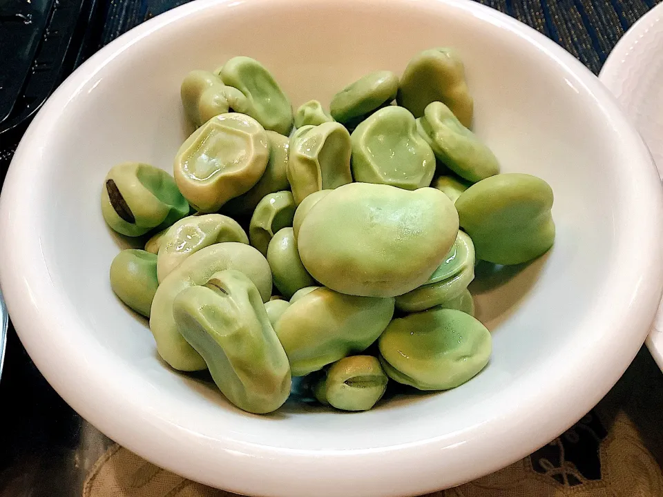 あっしは、枝豆も好きだけどそら豆さんも好き😻|アライさんさん