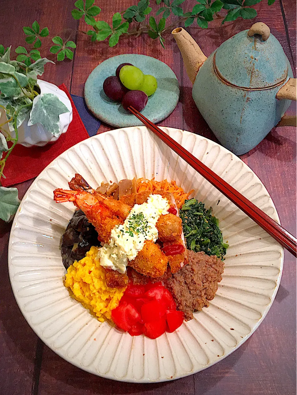 欲張り丼(ㅅ´ ˘ `)牛そぼろ、ほうれん草胡麻和え、人参ナムル、金平ごぼう、茄子の味噌炒め、卵そぼろ、トマト、とんかつ、海老フライ、以上〜(*˘ᗜ˘*)|AXさん