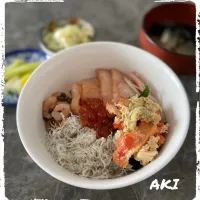 Snapdishの料理写真:花咲蟹を使った贅沢海鮮丼ランチ🍽|AKIさん