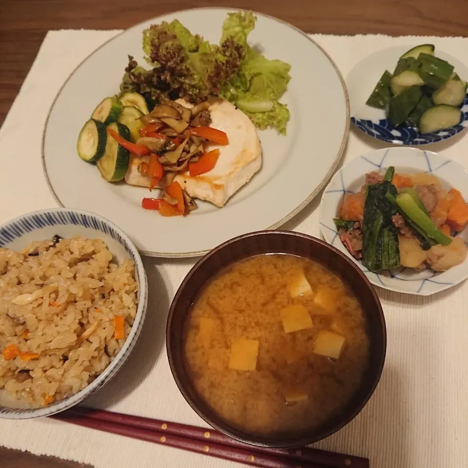 Snapdishの料理写真:炊き込みご飯
豆腐の味噌汁
カジキマグロの塩焼きズッキー二添え
舞茸とパプリカのビネガー風味ソース
レタスサラダ
肉じゃが
きゅうりの浅漬け|oneiさん