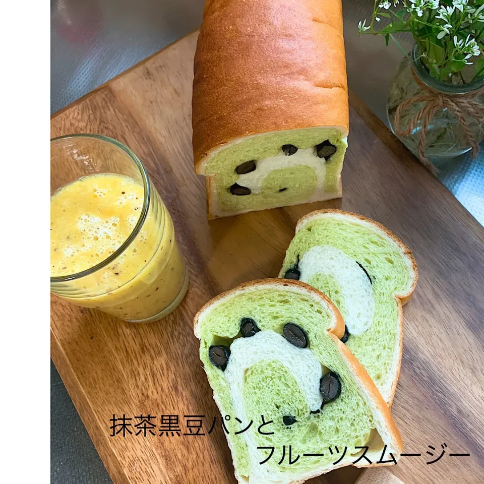 Snapdishの料理写真:抹茶黒豆パンとスムージー|mari ぱんさん