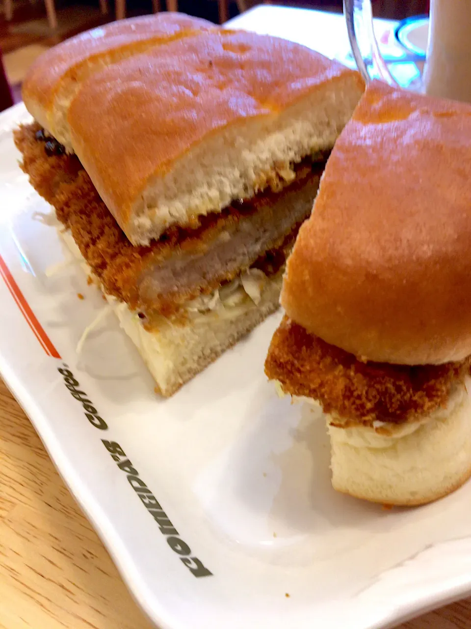 コメダ珈琲の味噌カツパン。でかい。|ツンコロさん