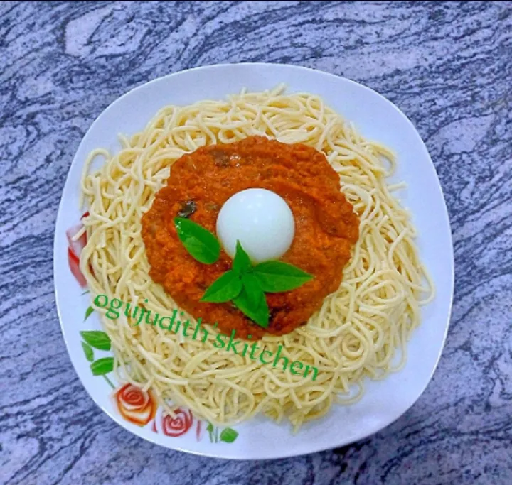 spaghetti + ginger, garlic, tomato stew + egg|Judith Oguさん