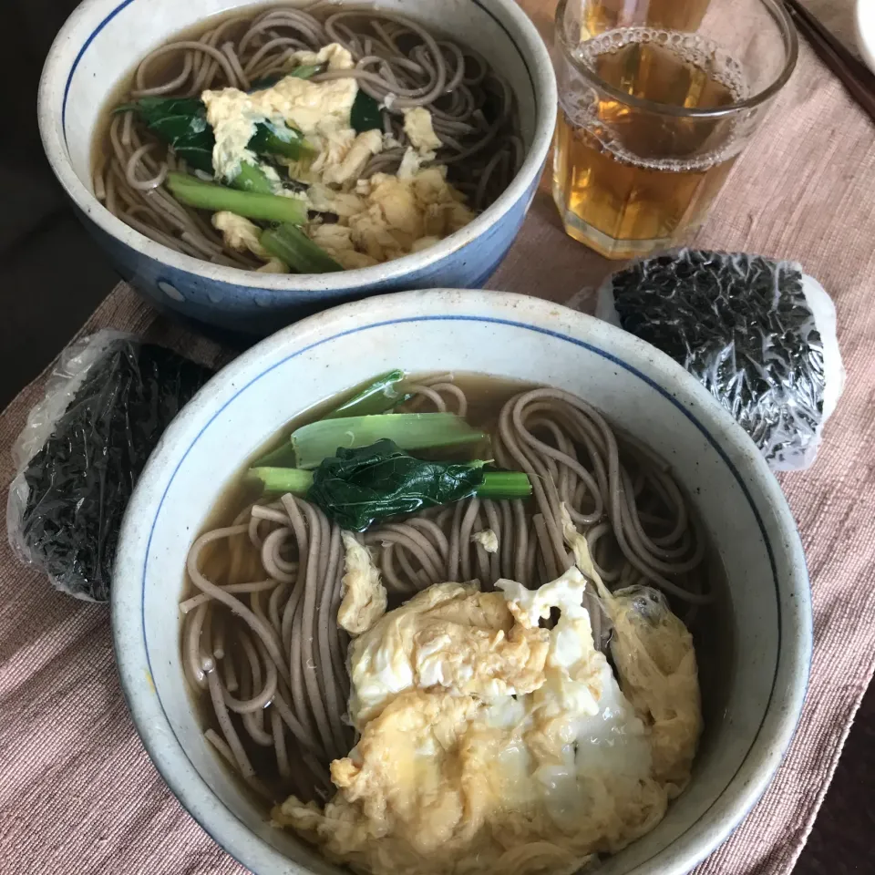 Snapdishの料理写真:卵とじ蕎麦、鮭のおにぎり|純さん