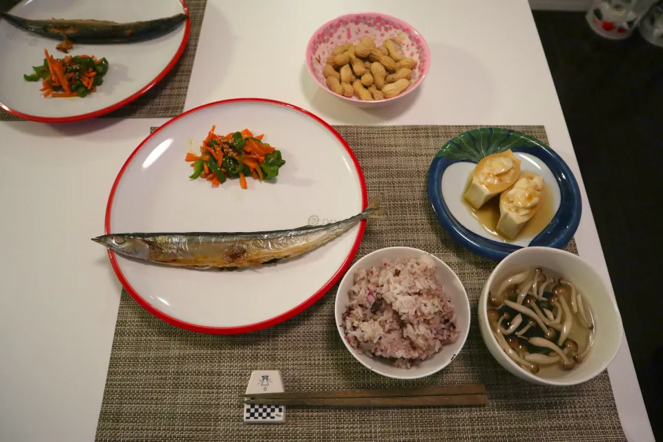 Snapdishの料理写真:今日の夕食 さんまの丸干し、ピーマンのきんぴら、高野豆腐のはんぺん詰め、雑穀米、しめじのお吸い物|pinknari🐰🌈さん