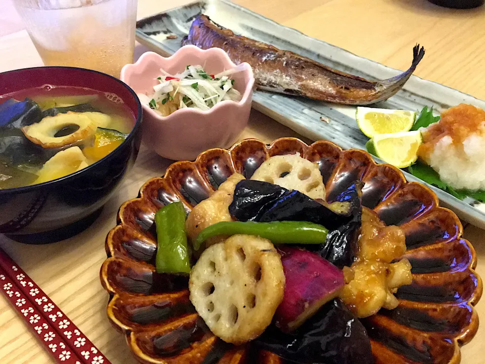 Snapdishの料理写真:秋を感じる今日の夕食　若鶏と秋野菜の唐揚げ甘辛生姜タレ　焼き過ぎたさんまの塩焼き　大根と中華クラゲの和物　味噌汁|ふわ猫はなちゃんさん