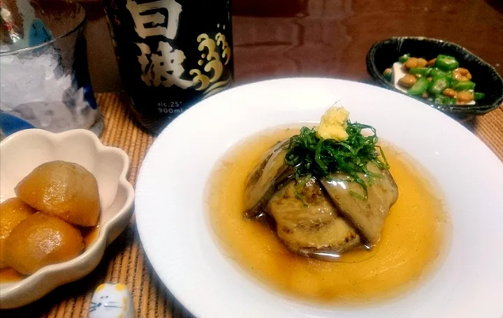 Snapdishの料理写真:家飲み部🏮  

   中華風なす🍆ドーム
   里芋 の 煮物
   冷奴 オクラ納豆のせ
   
   黒白波🍶でかんぱ～い|びせんさん