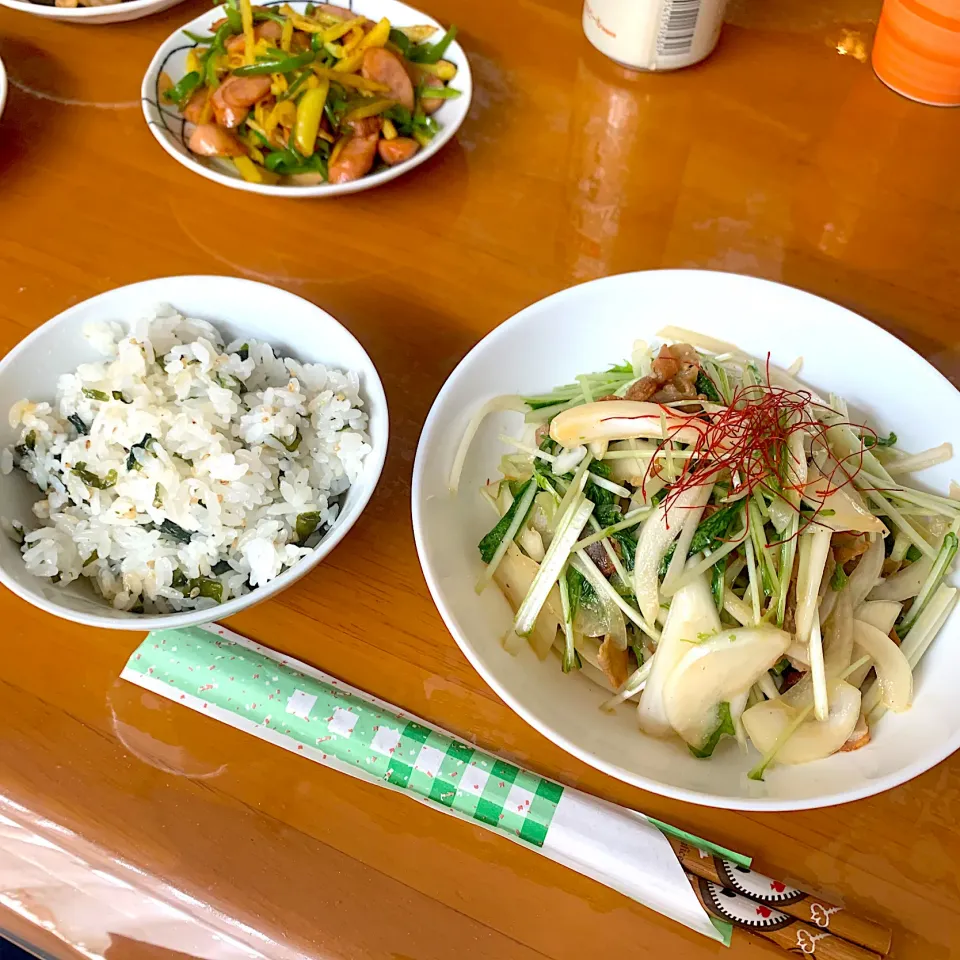 カリカリ豚のにんにく味噌サラダ・じゃが芋とピーマンのカレー炒め・わかめご飯|sayaさん