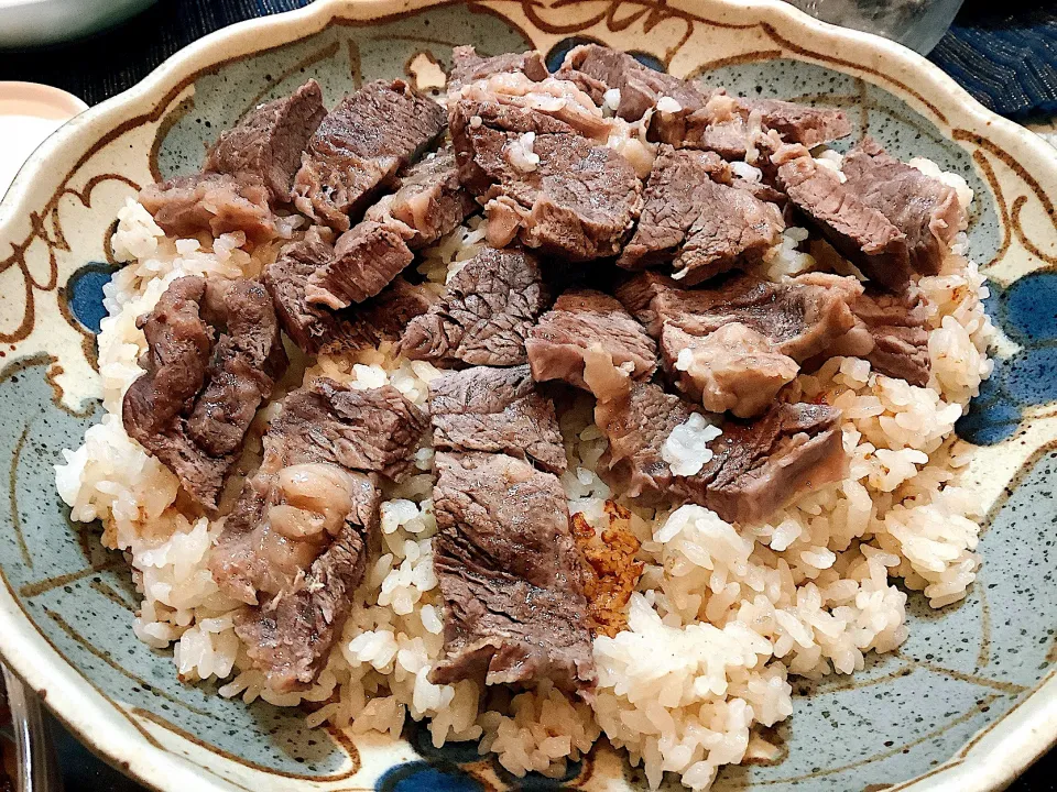 炊飯器でステーキ丼🥩🍚😻|アライさんさん