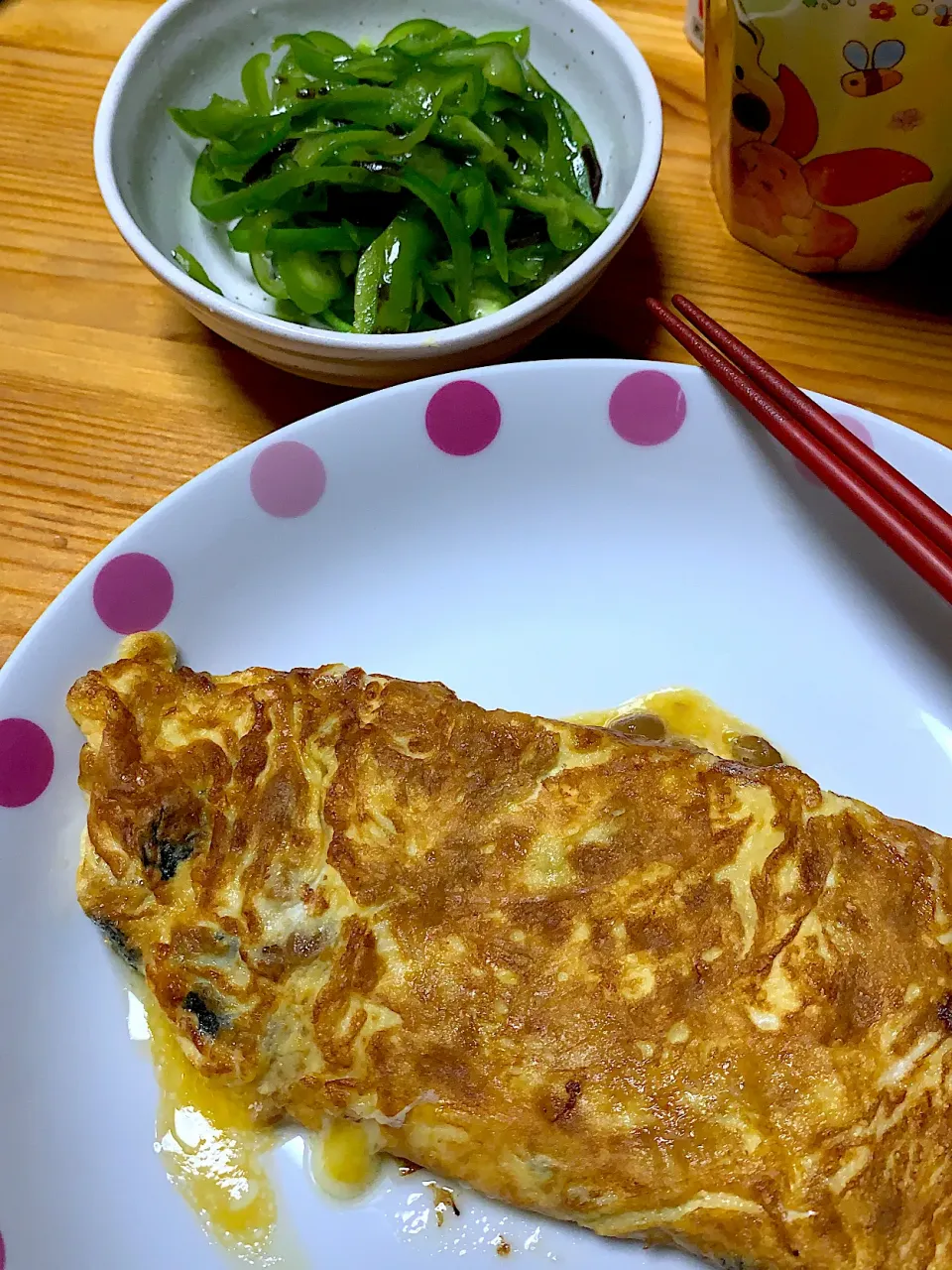 Snapdishの料理写真:チーズ入り納豆オムレツ、ピーマン の塩昆布和え|kaaaaaさん