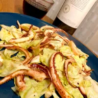 Snapdishの料理写真:烏賊とキャベツのガーリックバター炒め😋🧄🦑🥬🍷🎶💕✨