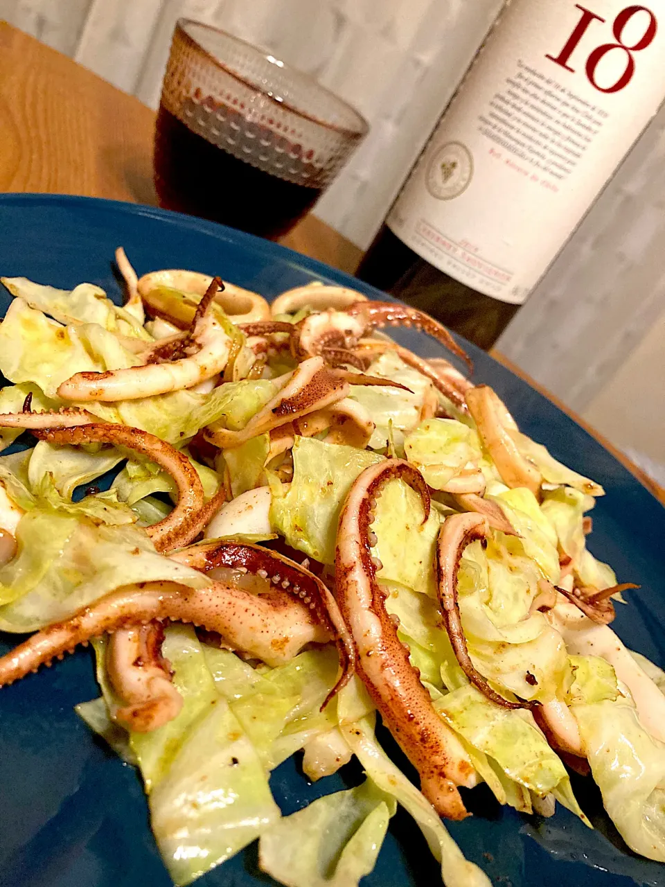 Snapdishの料理写真:烏賊とキャベツのガーリックバター炒め😋🧄🦑🥬🍷🎶💕✨|アイさん