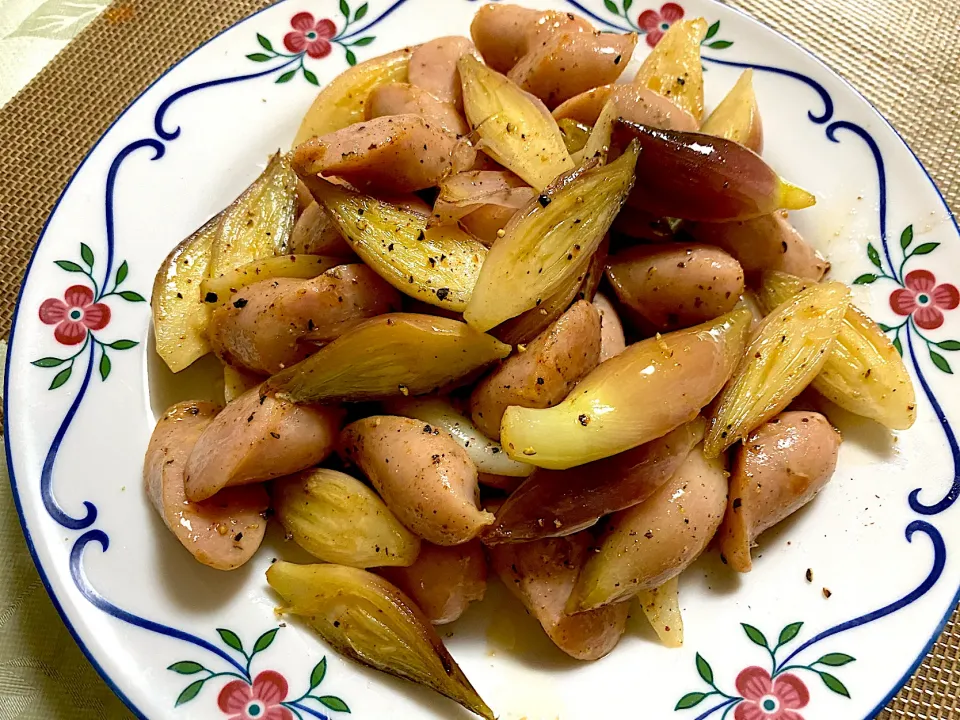 アッチさんの料理 みょうがとソーセージのマヨ炒め|ぽっちさん