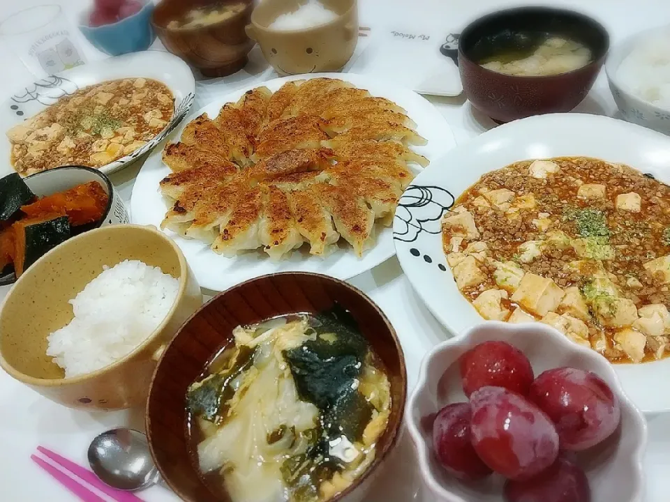 Snapdishの料理写真:夕食(*^^*)
肉餃子
麻婆豆腐
カボチャの煮物
卵とワカメのワンタンスープ
ぶどう(クィーンニーナ)|プリン☆さん