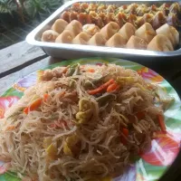 Snapdishの料理写真:Pancit Bihon, Puto cheese and kutsinta|happy sunshineさん