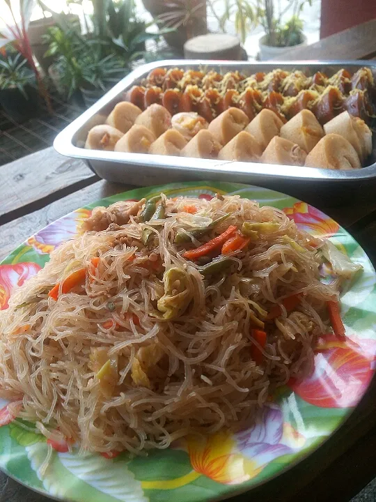 Pancit Bihon, Puto cheese and kutsinta|happy sunshineさん