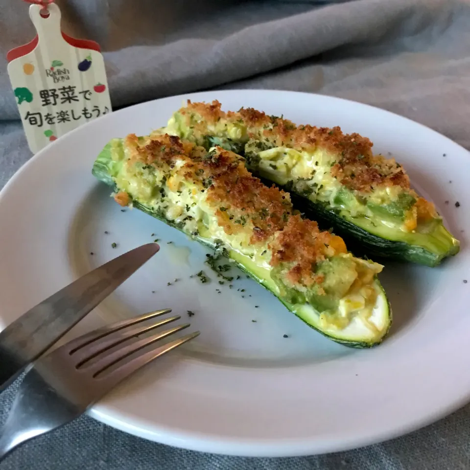 めるぼ 💟さんの料理 アボタル乗せズッキーニボートのウォームオーブンベイクドサラダ🍴🍃|るん♪さん