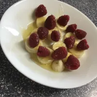 Snapdishの料理写真:Banana and raspberry with honey|saki90さん