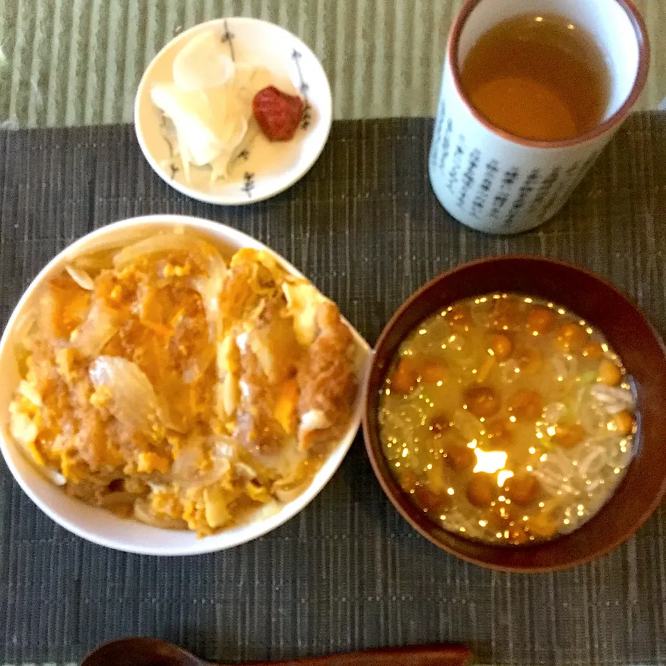 Snapdishの料理写真:2020年９月17日男前美容師の手作り朝ごはん　カツ丼＆ナメコ味噌汁∠( `°∀°)／|Booパパさん