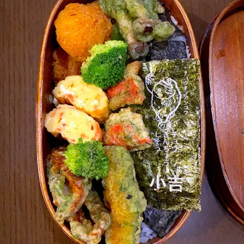 「ぶなしめじ」を使ってみたSnapdishの料理・レシピ写真:お弁当🍱　鮪フライ　干し海老の出し巻き卵　竹輪とカニかまの磯辺揚げ　しめじとかぼちゃの青海苔天ぷら　蒸しブロッコリー　鰹でんぶ　焼き海苔　海苔弁