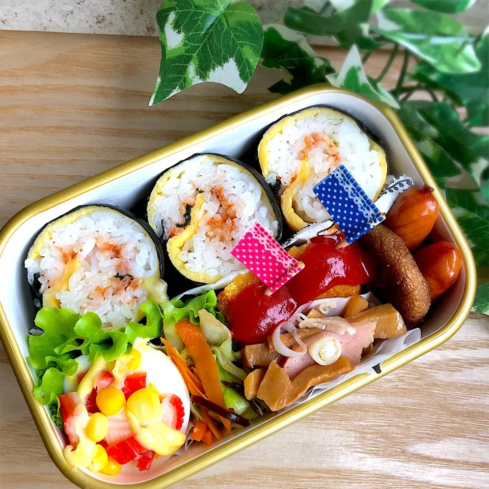 卵焼きで太巻きご飯弁当|みゆ吉さん