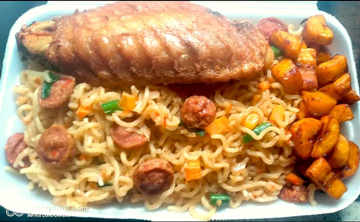 indomie, plantain with turkey|it's.khennyさん