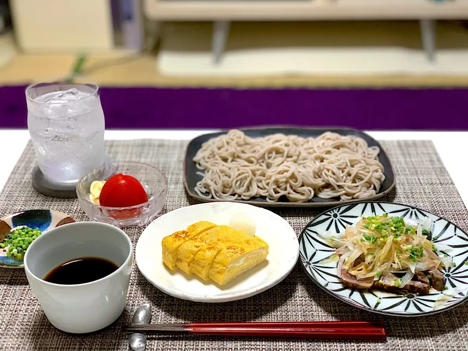 Snapdishの料理写真:ばんごはん。盛り蕎麦、だし巻き卵、冷やしトマト、カツオのたたき。|yukiさん