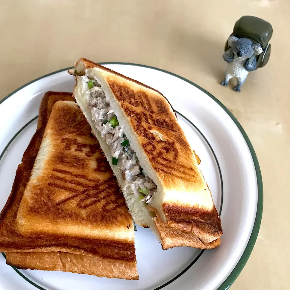 サバ水煮缶とヨーグルトのホットサンド🥪|友紀さん