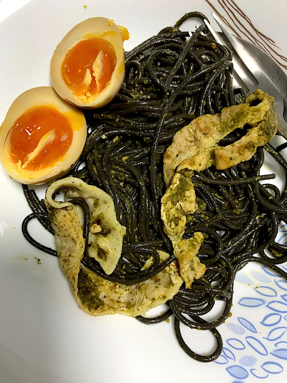 Squid ink pasta with Thai basil pesto, shabu pork and ajitsuke tamago|Ong Sor Fernさん