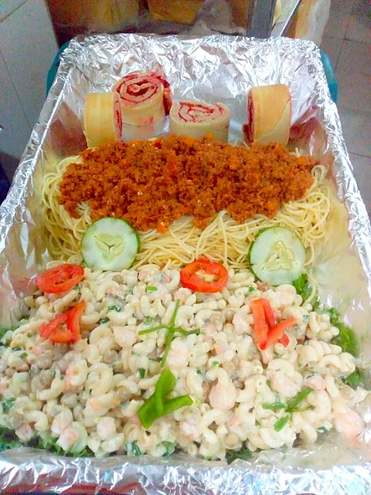 Snapdishの料理写真:shrimps pasta salad with spaghetti bolognaise, and swiss roll|Chef Princeさん